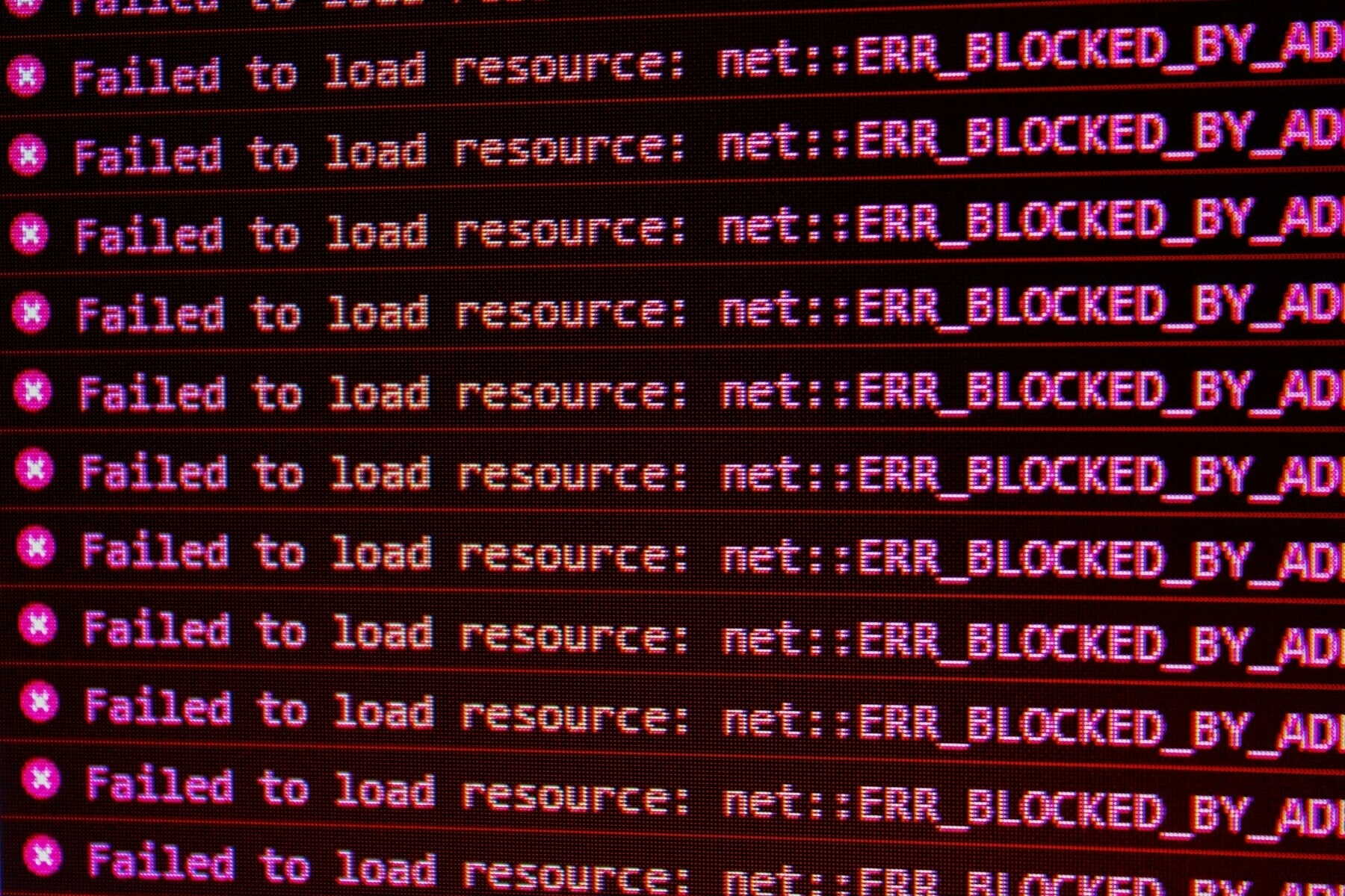 Auto-generated description: A screen displays repeated error messages indicating failure to load resources.